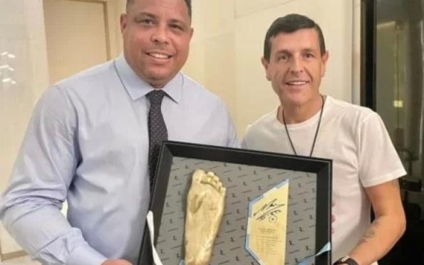 Ronaldo Fenômeno ganha moldes dos pés de Maradona: “Motivo de orgulho”