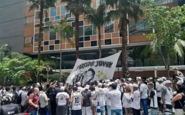 Torcida do Santos se reúne em hospital e reza pela saúde de Pelé