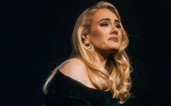 Após cambalear em show, Adele diz ter dores no ciático. Saiba o que é