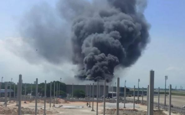 Bombeiros fazem rescaldo em galpão no aeroporto do Galeão