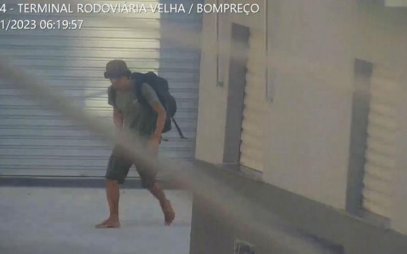 Câmeras flagram momento em que homem agride e rouba vítima em Aracaju
