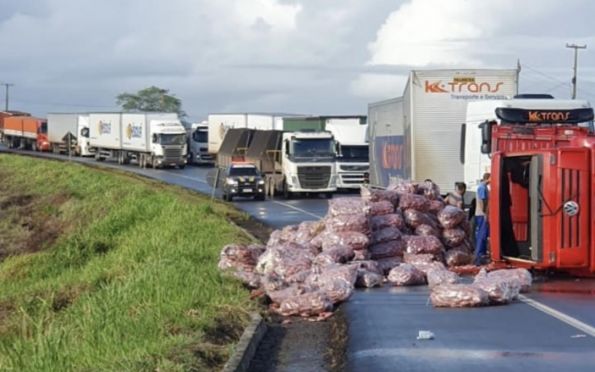 Caminhão carregado com batatas tomba e compromete trânsito na BR-101