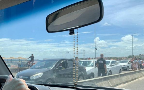 Colisão entre três carros compromete trânsito na ponte Aracaju-Barra