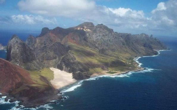 Estudo encontra rochas compostas de plástico na Ilha da Trindade