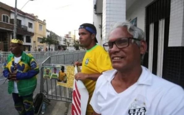 Fãs de Pelé já fazem fila para acompanhar velório na Vila Belmiro