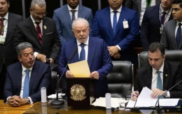 Pela terceira vez, Lula é empossado presidente do Brasil