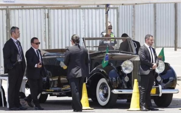 Lula mantém rito e desfila a bordo do Rolls-Royce no dia da posse