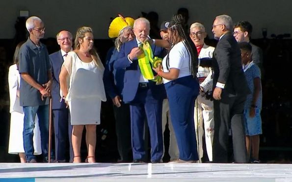Lula recebe faixa presidencial de representantes do povo brasileiro