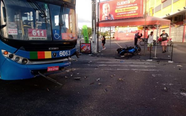 Motociclista morre após avançar sinal vermelho e colidir em ônibus em Aracaju
