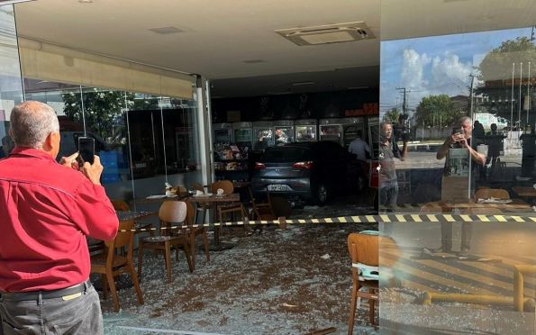 Motorista perde controle do carro e invade delicatessen em Aracaju