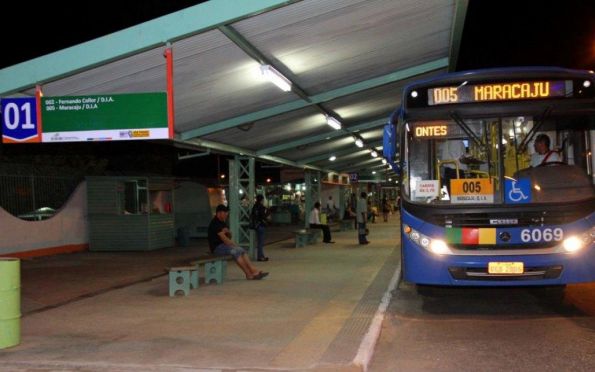 Ônibus é depredado e segurança é agredido no Terminal Maracaju
