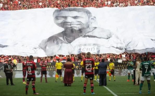 Pelé é homenageado antes da partida da Supercopa do Brasil
