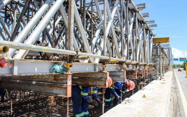 Prefeitura realiza nova etapa de concretagem na ponte sobre o rio Poxim