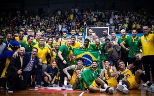 Brasil vence Estados Unidos e garante vaga no Mundial de Basquete