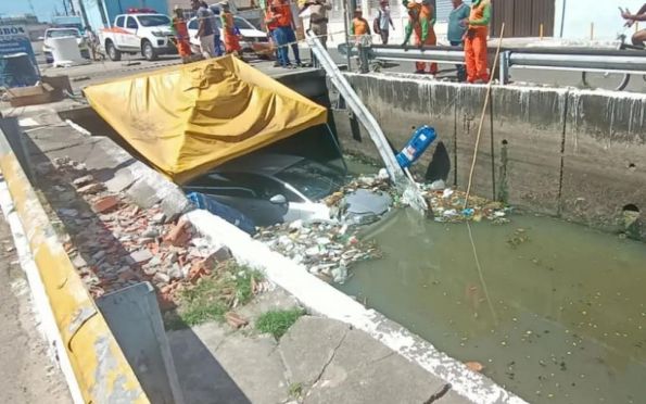 Carro cai em canal no bairro Industrial em Aracaju; não houve feridos