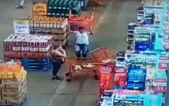Cenas fortes: homem levanta carrinho de compras e arremessa contra cabeça de mulher