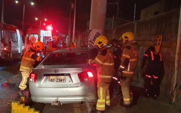 Colisão de carro em poste deixa três pessoas feridas em Aracaju