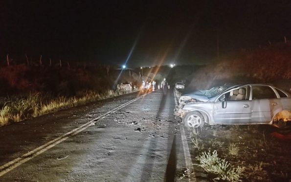Colisão entre dois carros deixa passageira morta no agreste de Sergipe