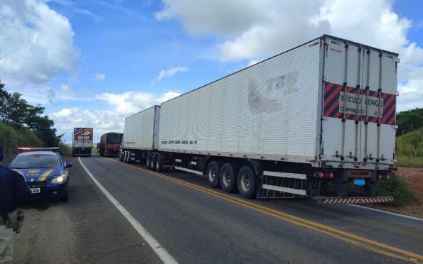 Colisão entre três carretas deixa trânsito lento na BR-101 em Sergipe
