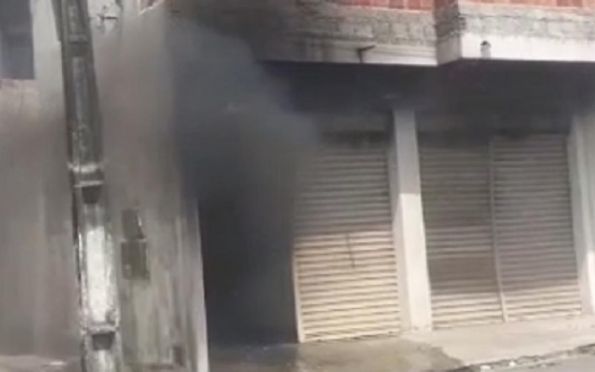Galpão pega fogo no Conjunto Albano Franco, em Maruim 