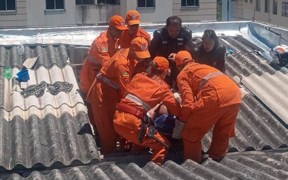Homem é resgatado após cair do telhado em prédio de Aracaju