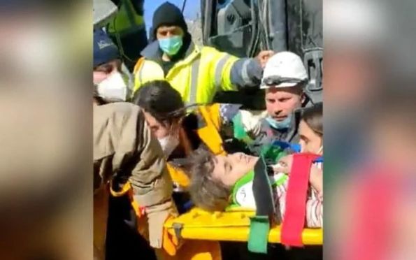 Menina é resgatada após 178 horas do terremoto na Turquia; vídeo