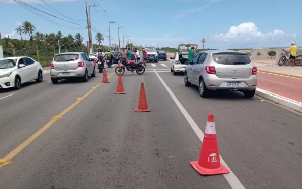 Motociclista fica ferido após colidir com carro parado em Aracaju