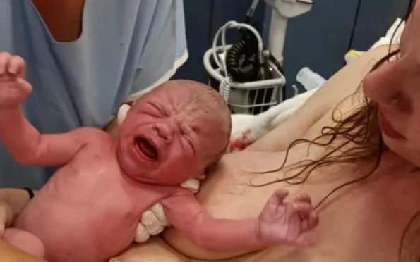 Mulher dá à luz em banheiro de hospital após negligência médica