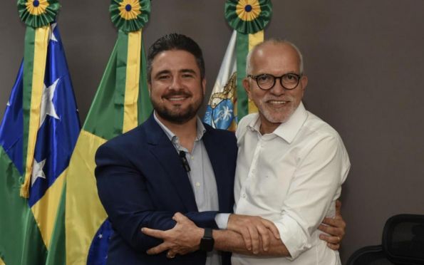 Prefeito de Aracaju se licencia do cargo e Ricardo Vasconcelos assume