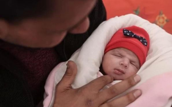 Recém-nascida resgatada sob escombros de terremoto é adotada por tios