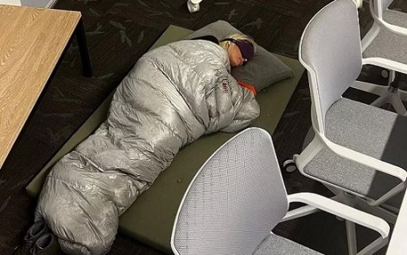 Twitter: Musk demite diretora que publicou foto dormindo no escritório