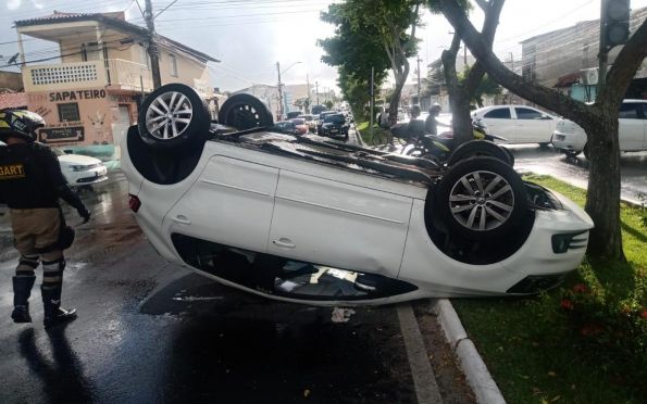 Colisão entre veículos ocasiona capotamento em Aracaju