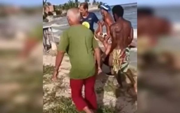 Vídeo: homem é resgatado em estado grave após ser mordido por tubarão