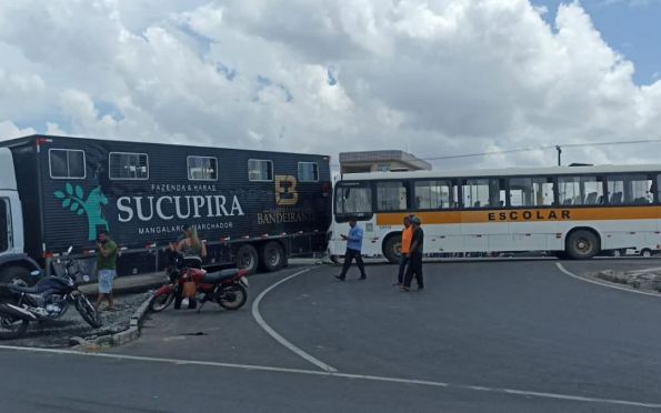  Ônibus escolar transportando estudantes colide com carreta em Itabaiana