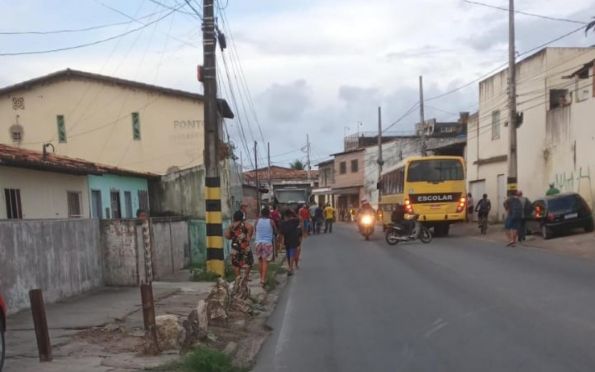 Caçamba sobe em calçada, atinge portão de casa e derruba fiação em Aracaju