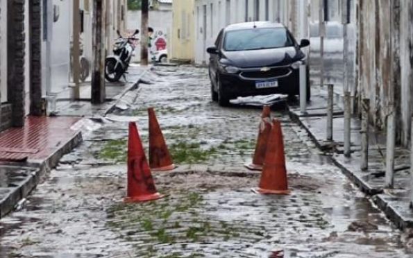 Carro cai em buraco após chão da rua ceder no bairro São José