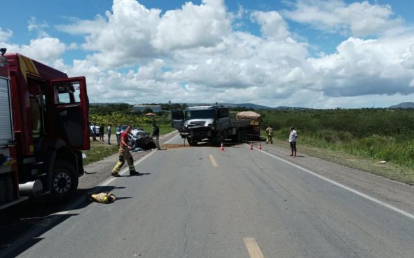 Colisão entre caminhão e carro deixa uma pessoa morta em Itabaiana (SE)
