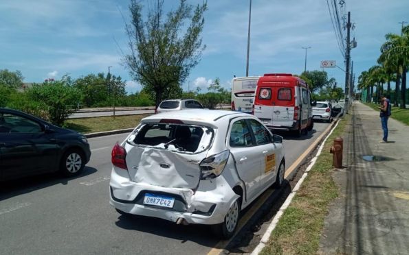 Colisão entre micro-ônibus e carro deixa dois feridos na avenida Beira Mar