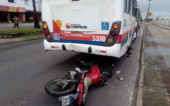 Colisão entre ônibus e motocicleta deixa um ferido na zona sul de Aracaju