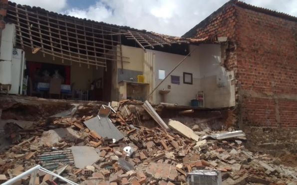 Parte de casa desaba na zona norte de Aracaju e deixa três feridos