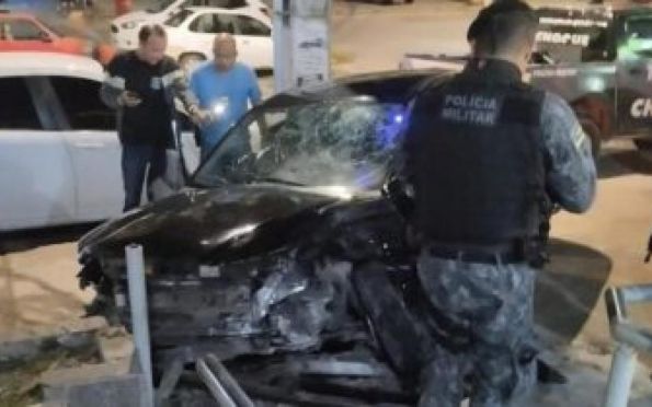 Embriagado, motorista colide com viatura policial e mureta de delegacia