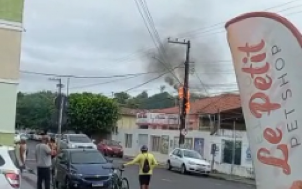 Fiação de telefonia pega no fogo no bairro Siqueira Campos 