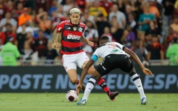 Flamengo busca virada e bate Vasco no primeiro jogo da semi do Carioca