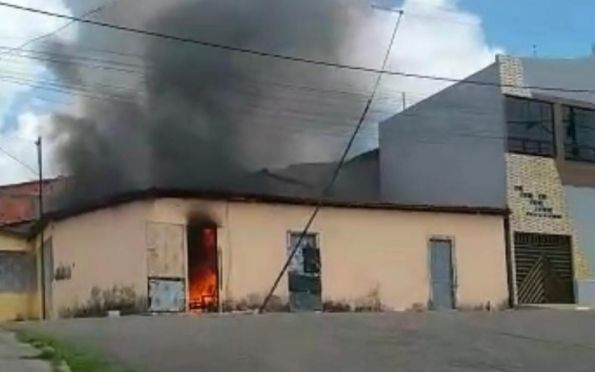 Incêndio em vila atinge três residências em Carmópolis (SE)