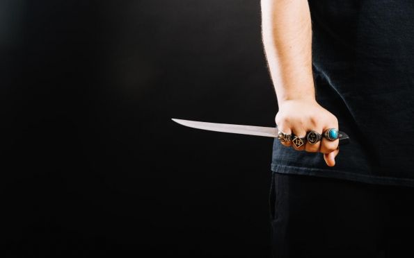 Mãe tranca filho em casa e impede ataque com faca a alunos de escola