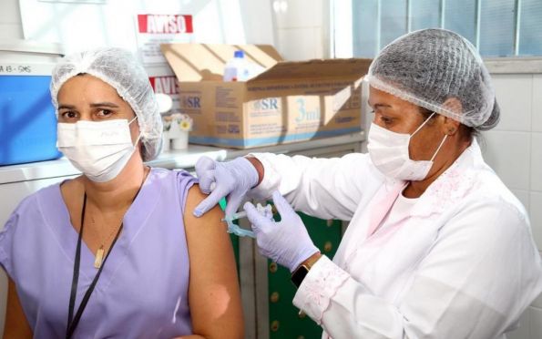 Vacina de profissionais de saúde com a bivalente tem início em Aracaju