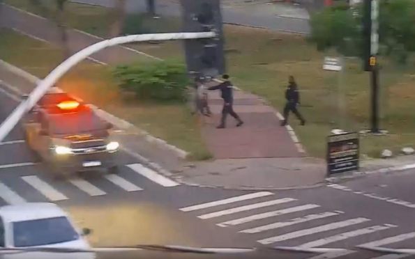 Vídeo: câmeras flagram momento em que mulher é agredida em Aracaju