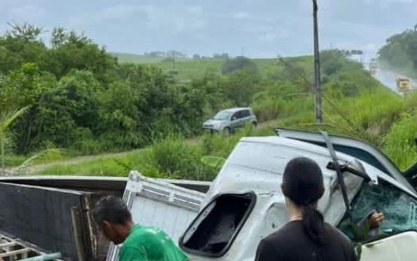 Caminhão sai da pista e deixa uma vítima fatal em Cedro de São João