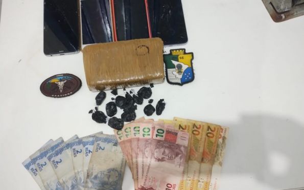 Casal suspeito de entregar drogas em moto é preso em Glória (SE) 