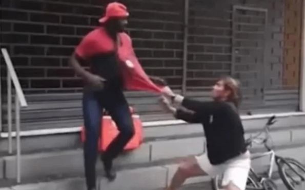 Condomínio pede expulsão de ex-atleta que agrediu entregadores negros